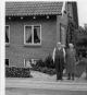 Nanna og Peder Brændgaard foran deres hus i Rosenvænget